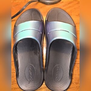 OOFOS Luxe Atlantis..Size 6...worn ONCE